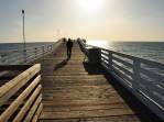 Caminhando no pier da praia de Mission Beach, em San Diego, no sul da Califórnia - Estados Unidos